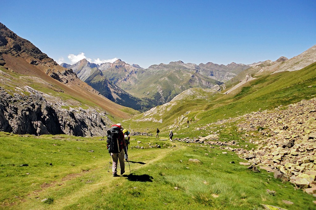 alpinistas num vale dos pirenéus