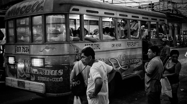 autocarro junto à paragem na cidade de Iquitos