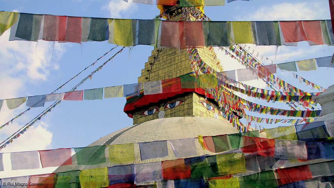 bandeiras de oração budistas em volta da stupa de boudhanat