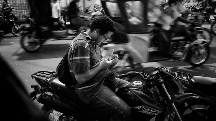 motociclista com telemóvel em Iquitos