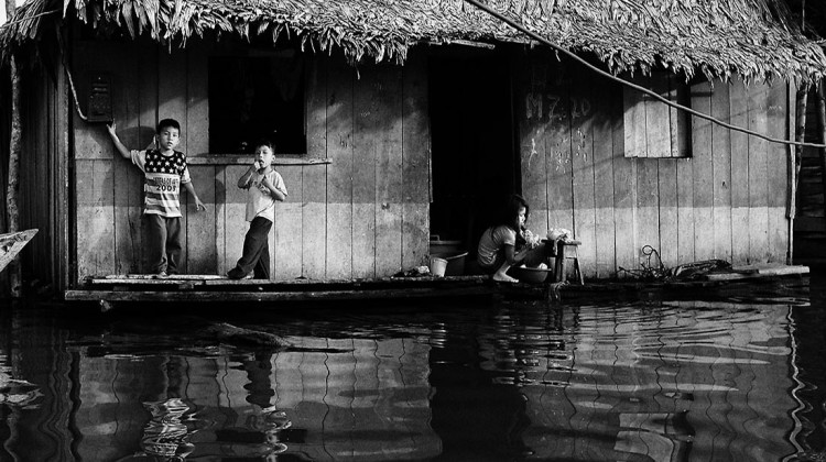 crianças junto a casa de madeira no bairro de bélen, Iquitos