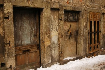 frente de um prédico com detalhes da decadência urbana