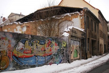 casa semi-derrocada com vários grafites no centro de zittau