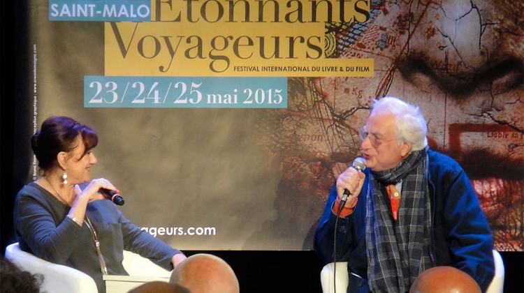 realizador Bertrand Tavernier numa apresentação no Étonnants Voyageurs