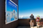 turistas comtemplam o maciço do Monte Branco no miradouro de Aiguille du Midi