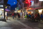 rua de Chamonix cheia de turistas ao anoitecer