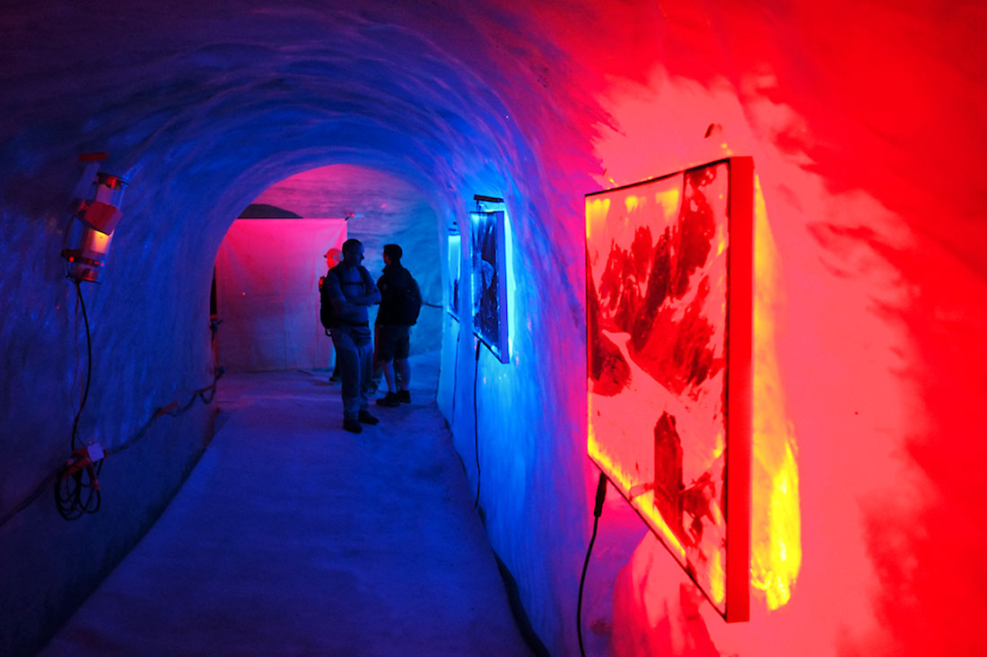 Cores azul e vermelho no interior da caverna do glaciar Mer de Glace