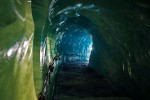 corredor na caverna de gelo esculpida dentro do glaciar Mer de Glace