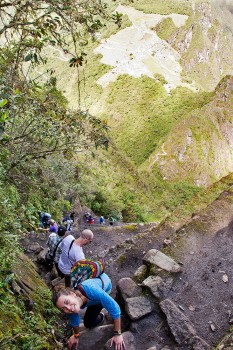 grupo de pessoas a descer o caminho da montanha Huyana Picchu