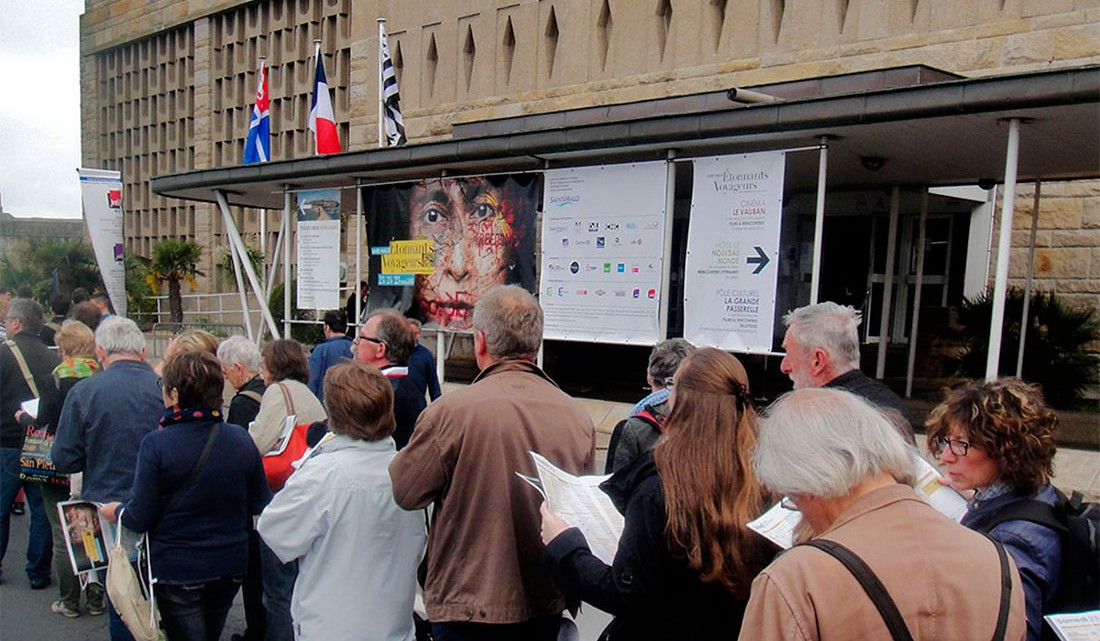 Fila de pessoas a entrar para o Palais du Grand Large em Saint Malo durante o festival Saint Malo
