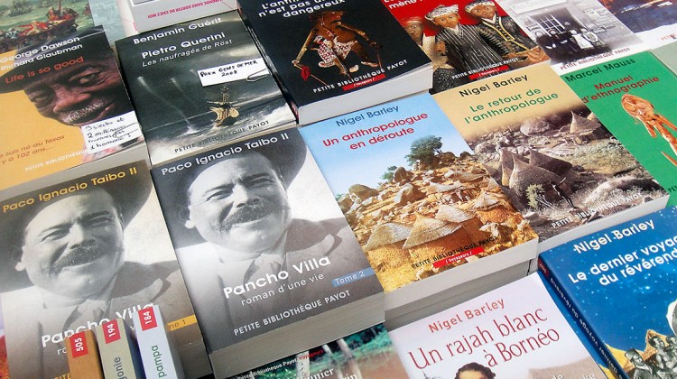 livros de um expositor no festival de literatura de viagens Étonnants Voyageurs
