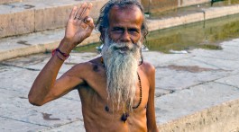 homem hindu a preparar a puja