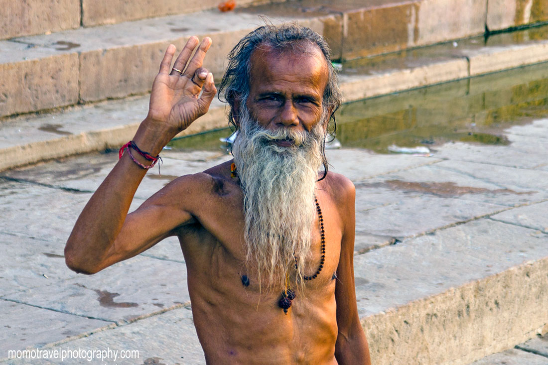 homem hindu a preparar a puja
