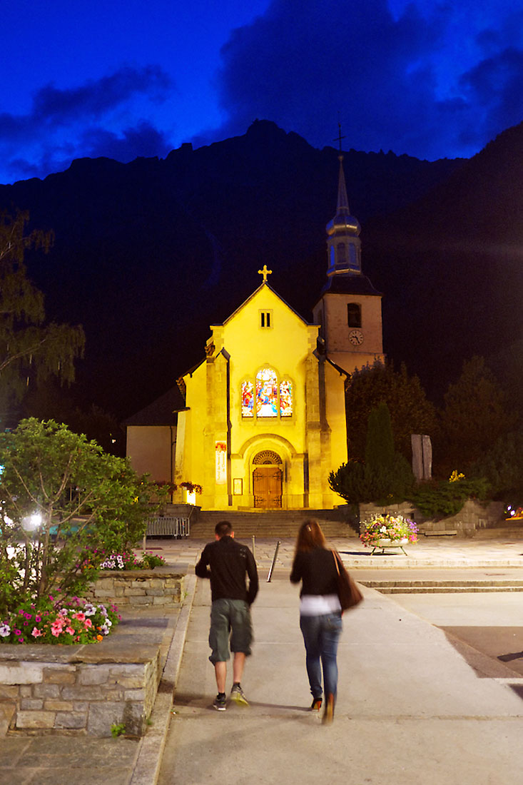 casal caminha em direcção à Igreja de Saint Michel, em Chamonix