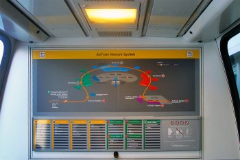 painel informativo do monocarril da rede AirTrain do aeroporto de Newark