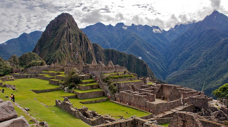 ruinas e relva de Machu Picchu com montanha wayna picchu ao fundo