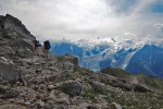 Dois montanhistas em zona muito rochosa no vale de Chamonix