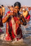 mulher nas águas do Sangam, um dos locais mais santos para os hindus