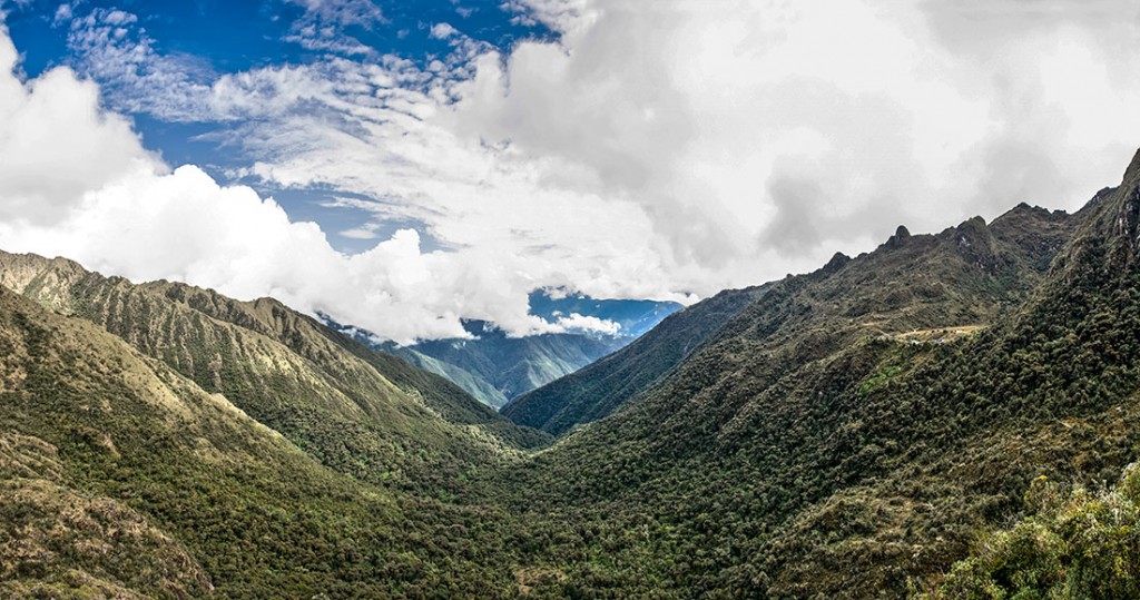 panorâmica do vale sayacmarka no caminho inca