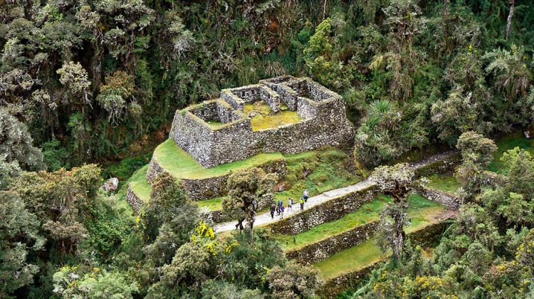 ruínas edificio em forma de piramide no caminho inca