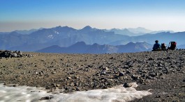 montanhista a observar a vista desde o cume do Monte Perdido