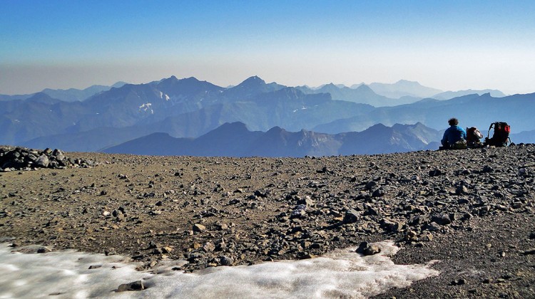 montanhista a observar a vista desde o cume do Monte Perdido