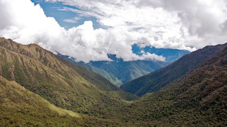 vista dos andes peruanos desde Sayaqmarka no caminho inca