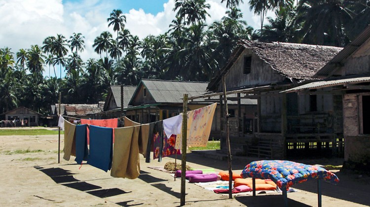 aldeia na ilha de tanahmasa, indonésia