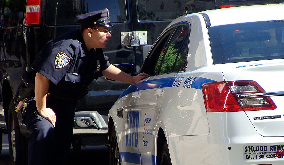 carro de polícia e agente na 6a avenida, manhattan, nova iorque