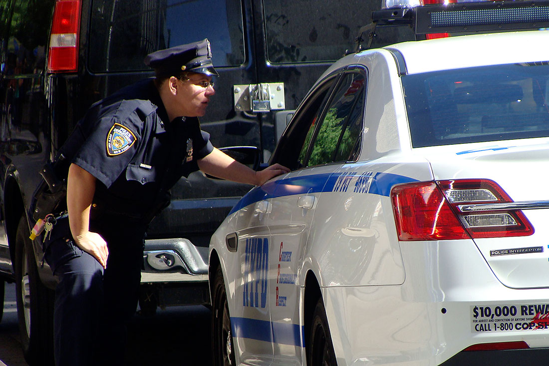 carro de polícia e agente na 6a avenida, manhattan, nova iorque