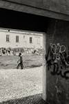 casal de pessoas junto edifícios degradados com graffitis