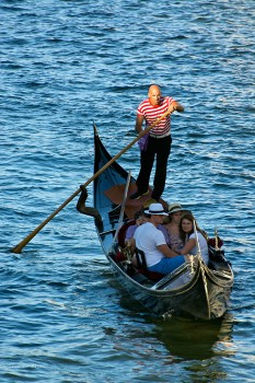 gôndola com turistas nos canais em veneza