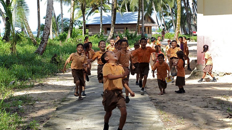 grupo crianças de uma escola de tanahmasa, uma ilha da indonésia