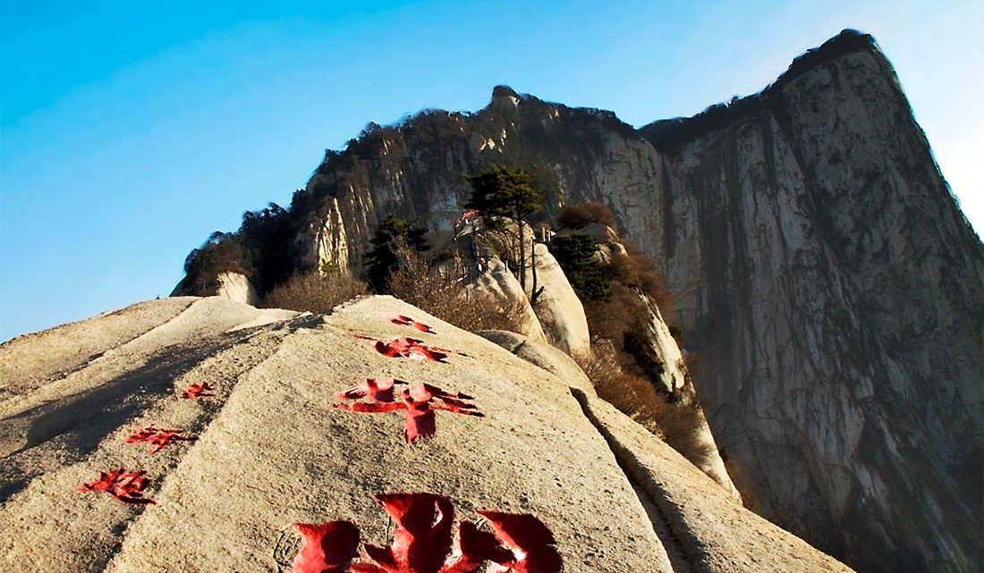 rochas com caracteres chineses no pico norte de Huà Shān