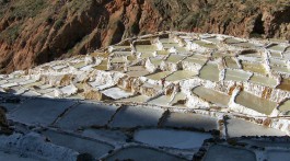 Socalcos, tanques e divisórias das salinas de maras no Peru