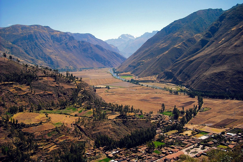 Esplendoroso vale sagrado de urubamba cheio férteis terrenos agrícolas junto ao rio