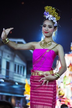 rapariga com traje tradicional durante uma festa de rua na Tailândia