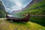 Barco viking num fiord perto da povoação de Gudvangen