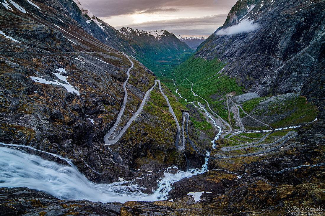 estrada sinuosa e cascata em Trollstigen