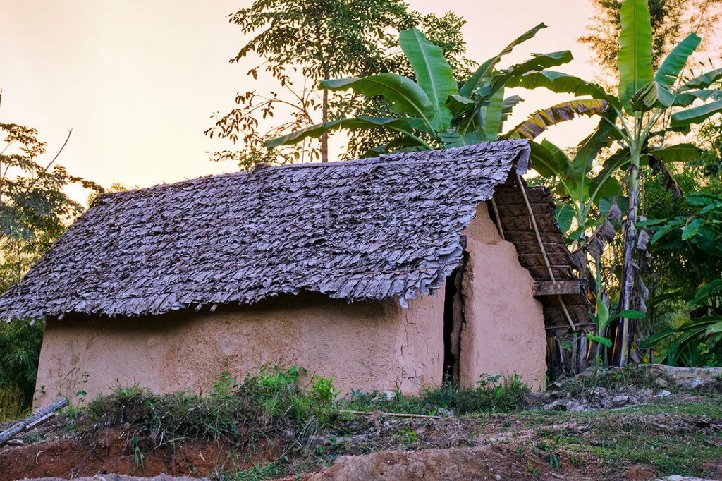 casa com estrutura e telhado de bamboo