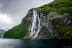 cascata corre encosta até ao fiord geirangerfjord