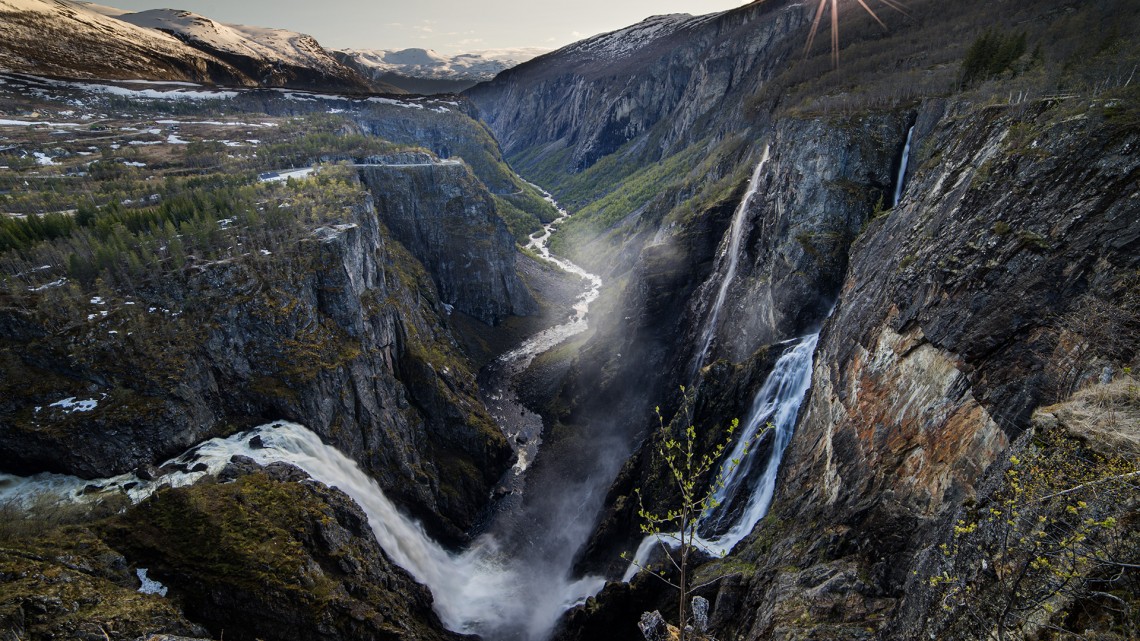 cascata e desfiladeiro de vøringfosse, na Noruega, ao pôr-do-sol