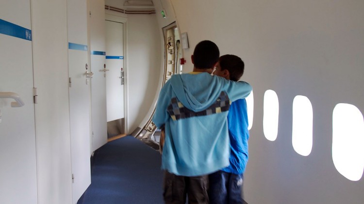 crianças no corredore de acesso aos quartos no hostel jumbo stay