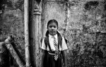 menina com farda da escola na Índia