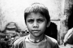 criança indiana na rua com colar ao pescoço