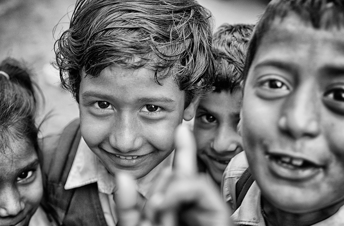 crianças indianas que olham para a camara fotográfica