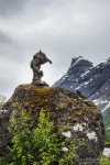 estátua de um troll nas montanhas da Noruega