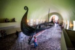 grande barco viking em exposição em museu