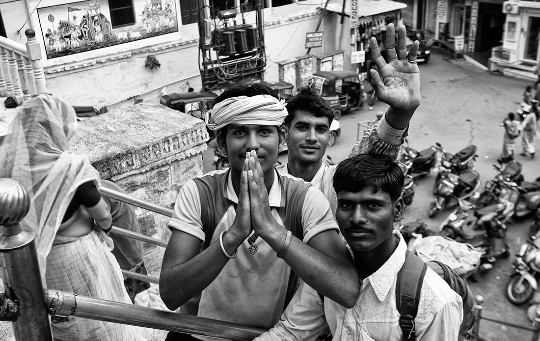 grupo de jovens nas ruas de Udaipur