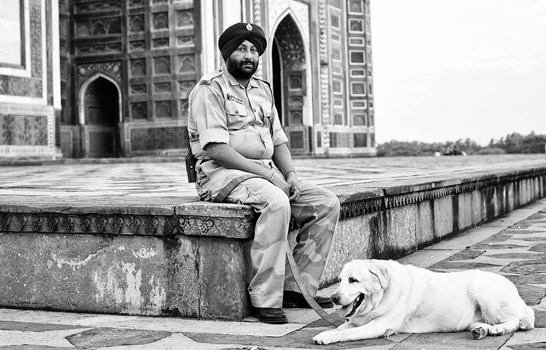 guarda com turbante e o seu cão no recinto do Taj Mahal